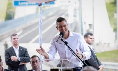 Fotografía cedida por la Presidencia de Paraguay donde se observa a su mandatario Santiago Peña, hablando durante el acto de apertura del Puente de la Integración este sábado, en la ciudad Presidente Franco (Paraguay). EFE/ Presidencia de Paraguay