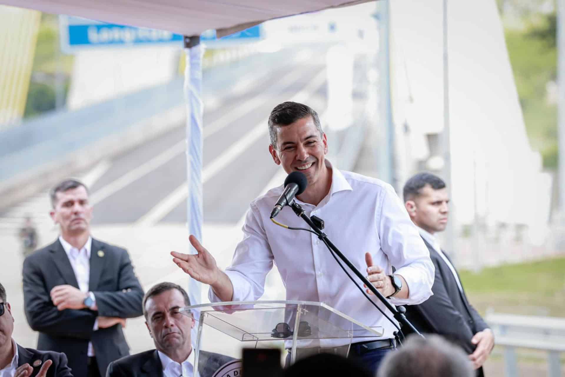 Fotografía cedida por la Presidencia de Paraguay donde se observa a su mandatario Santiago Peña, hablando durante el acto de apertura del Puente de la Integración este sábado, en la ciudad Presidente Franco (Paraguay). EFE/ Presidencia de Paraguay