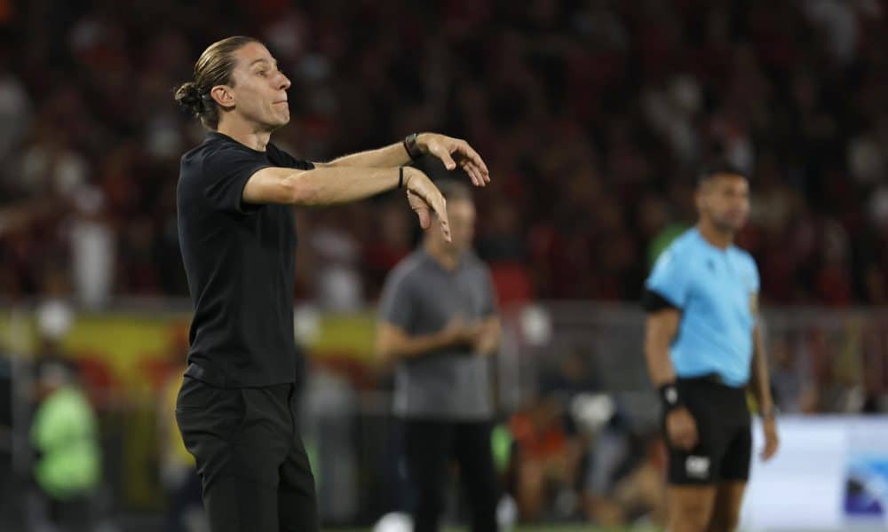 El entrenador de Flamengo, Filipe Luis, da indicaciones en una fotografía de archivo. EFE/ Antonio Lacerda