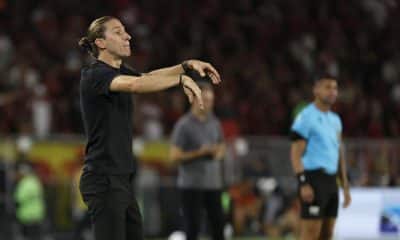 El entrenador de Flamengo, Filipe Luis, da indicaciones en una fotografía de archivo. EFE/ Antonio Lacerda