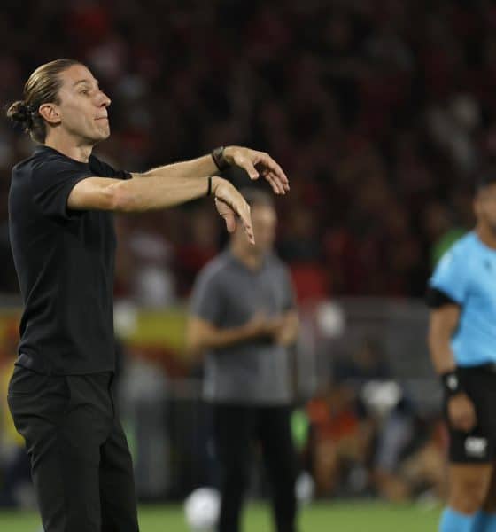 El entrenador de Flamengo, Filipe Luis, da indicaciones en una fotografía de archivo. EFE/ Antonio Lacerda