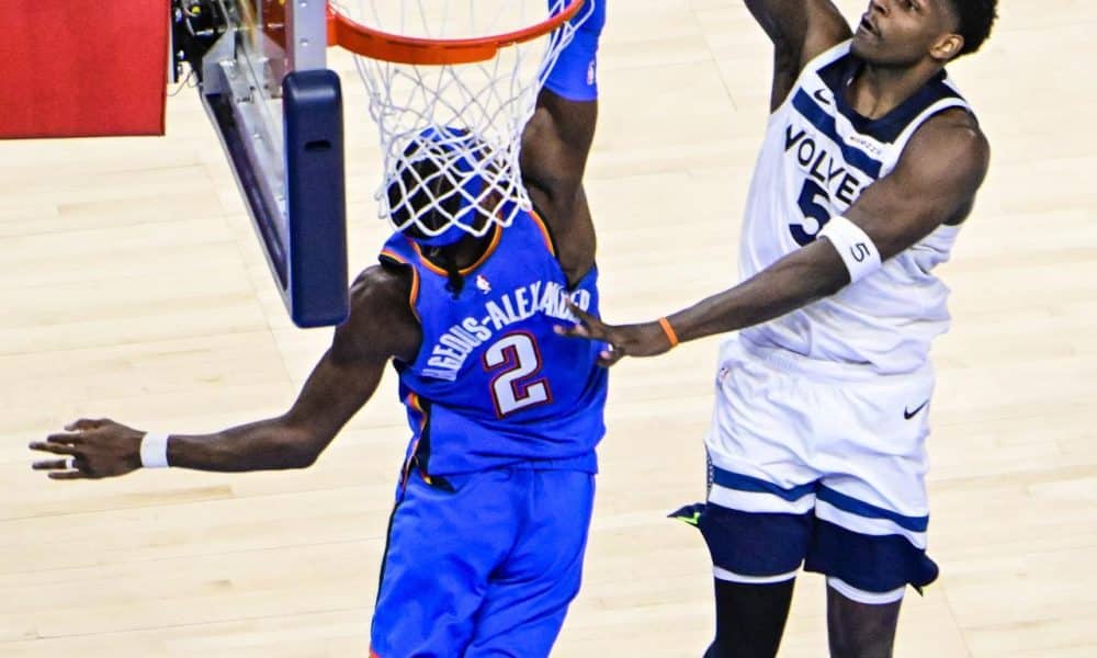 Foto de archivo que muestra una entrada a canasta en la que el escolta de Minnesota Timberwolves Anthony Edwards (d) supera al base de Oklahoma City Thunder Shai Gilgeous-Alexander. EFE/EPA/GERALD LEONG