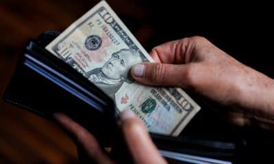 Una persona sostiene un billete de 10 dolares. Imagen de archivo. EFE/ José Jácome