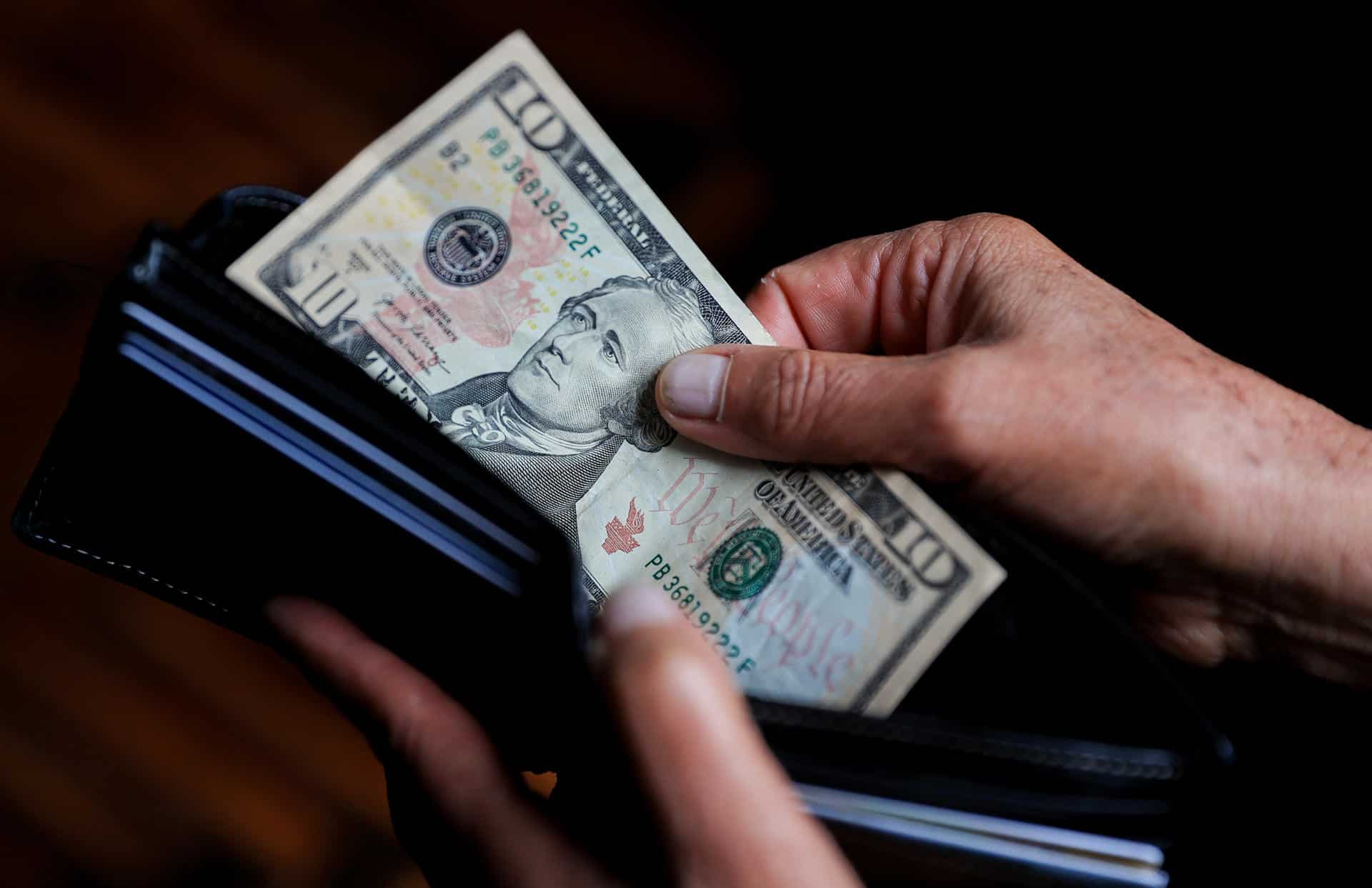 Una persona sostiene un billete de 10 dolares. Imagen de archivo. EFE/ José Jácome