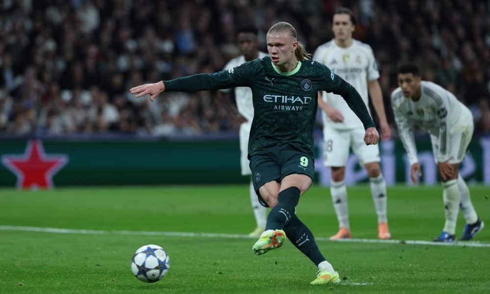 El delantero del Manchester City Erling Haaland marca de penati el 1-2 durante el encuentro correspondiente a la fase regular de la Liga de Campeones que disputan Real Madrid y Manchester City en el estadio Santiago Bernabéu, en Madrid. EFE/ Kiko Huesca