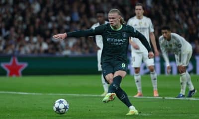 El delantero del Manchester City Erling Haaland marca de penati el 1-2 durante el encuentro correspondiente a la fase regular de la Liga de Campeones que disputan Real Madrid y Manchester City en el estadio Santiago Bernabéu, en Madrid. EFE/ Kiko Huesca