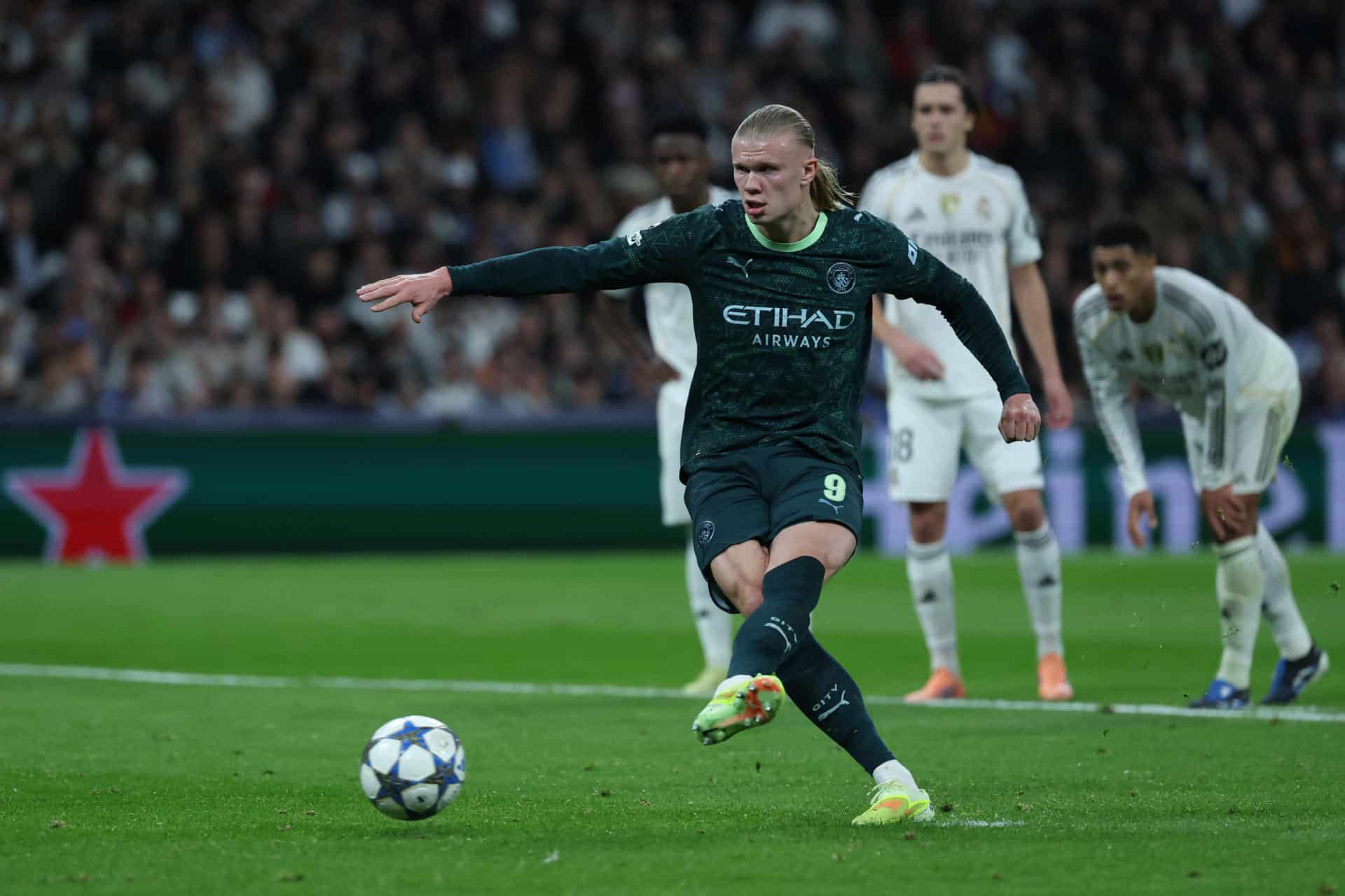 El delantero del Manchester City Erling Haaland marca de penati el 1-2 durante el encuentro correspondiente a la fase regular de la Liga de Campeones que disputan Real Madrid y Manchester City en el estadio Santiago Bernabéu, en Madrid. EFE/ Kiko Huesca