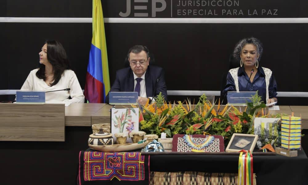De izquierda a derecha, la vicepresidenta de la Sala de Reconocimiento de Verdad y de Responsabilidad de la Jurisdicción Especial para la Paz (JEP), la magistrada Catalina Díaz, el presidente de la JEP, Alejandro Ramelli, y la magistrada de la Sala de Reconocimiento de Verdad y de Responsabilidad de la JEP, Nadiezhda Henríquez, durante una rueda de prensa este martes, en Bogotá (Colombia). EFE/ Carlos Ortega
