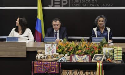De izquierda a derecha, la vicepresidenta de la Sala de Reconocimiento de Verdad y de Responsabilidad de la Jurisdicción Especial para la Paz (JEP), la magistrada Catalina Díaz, el presidente de la JEP, Alejandro Ramelli, y la magistrada de la Sala de Reconocimiento de Verdad y de Responsabilidad de la JEP, Nadiezhda Henríquez, durante una rueda de prensa este martes, en Bogotá (Colombia). EFE/ Carlos Ortega