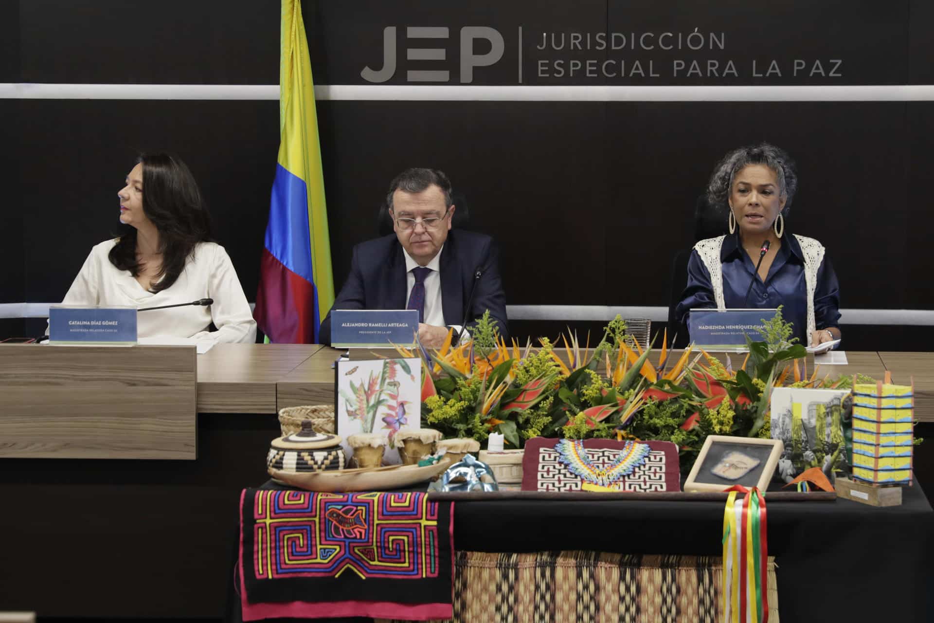 De izquierda a derecha, la vicepresidenta de la Sala de Reconocimiento de Verdad y de Responsabilidad de la Jurisdicción Especial para la Paz (JEP), la magistrada Catalina Díaz, el presidente de la JEP, Alejandro Ramelli, y la magistrada de la Sala de Reconocimiento de Verdad y de Responsabilidad de la JEP, Nadiezhda Henríquez, durante una rueda de prensa este martes, en Bogotá (Colombia). EFE/ Carlos Ortega