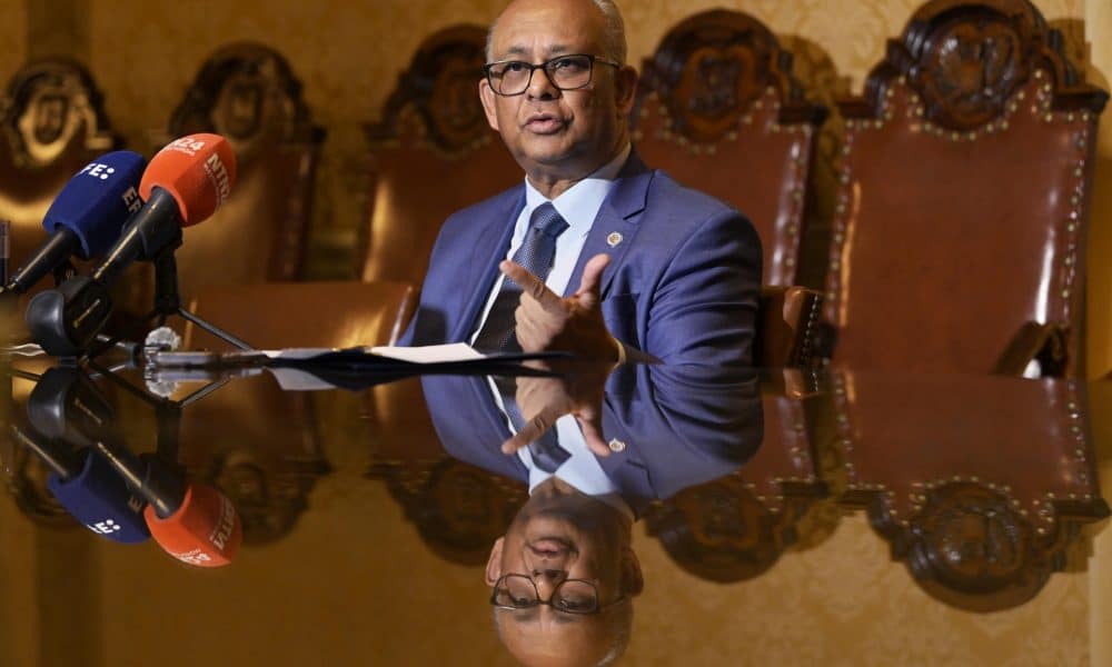 El secretario general de la Organización de los Estados Americanos (OEA), Albert Ramdin, habla durante una rueda de prensa este martes, en Washington (EE.UU.). EFE/ Lenin Nolly