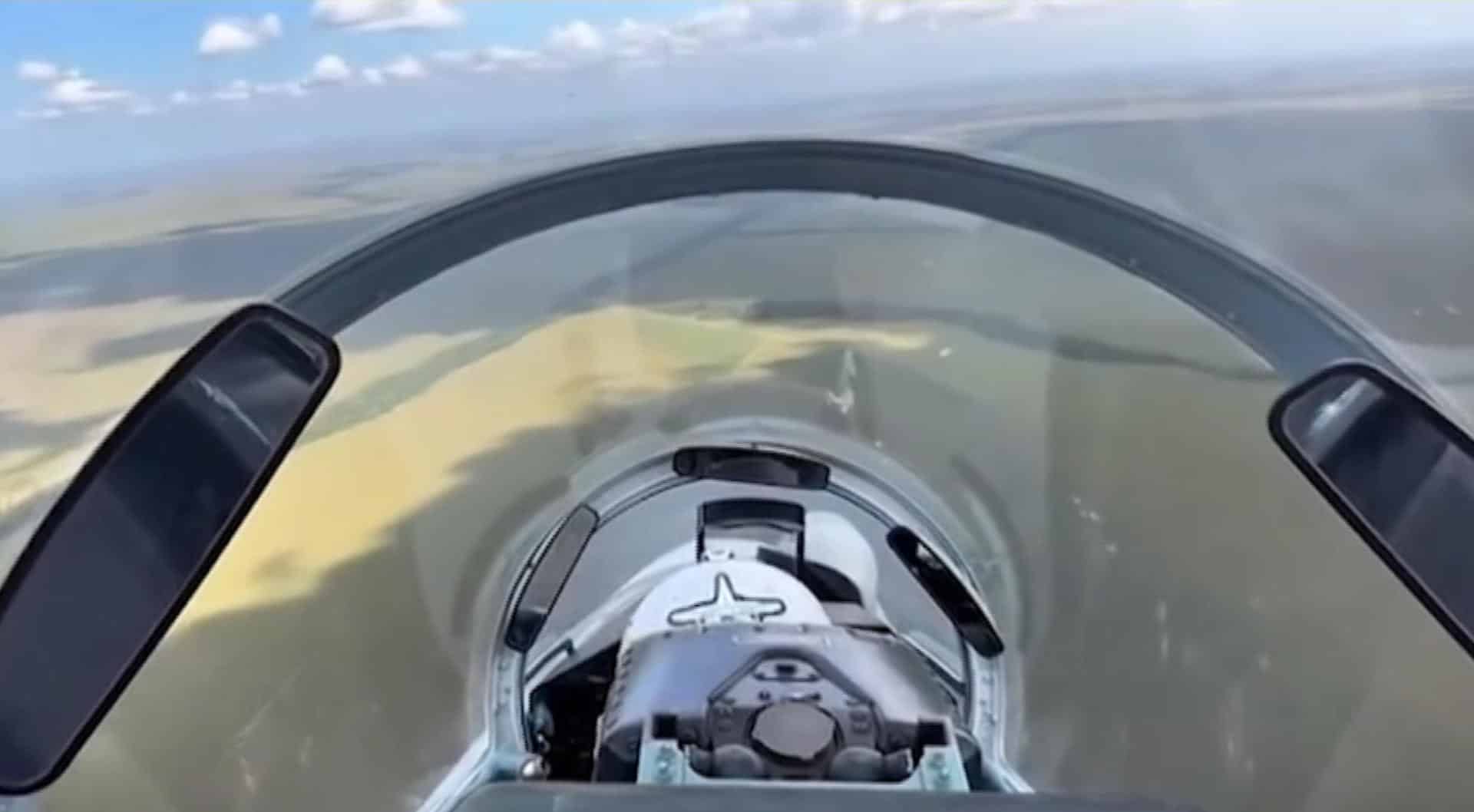 Captura de video tomada de la cuenta de Instagram @ceofanb_ve del Comando Estratégico Operacional de la Fuerza Armada Nacional Bolivariana (FANB) que muestra una aeronave durante la Operación Estratégica Escudo Bolivariano Independencia 200. EFE/ @ceofanb_ve