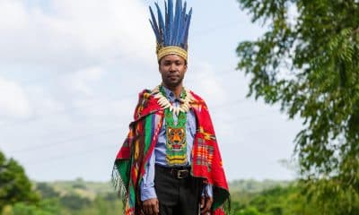 Fotografía del 14 de diciembre de 2025 del gran jefe de los indígenas warao, Eric Lewis, conocido como Cacique Iramo, posa en la villa de Moruga (Trinidad y Tobago). EFE/ Andrea De Silva