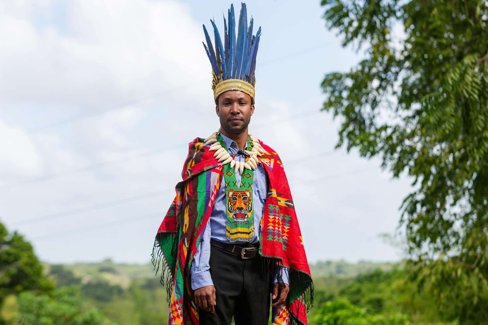 Fotografía del 14 de diciembre de 2025 del gran jefe de los indígenas warao, Eric Lewis, conocido como Cacique Iramo, posa en la villa de Moruga (Trinidad y Tobago). EFE/ Andrea De Silva