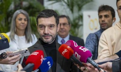 El ministro de Derechos Sociales, Consumo y Agenda 2030, Pablo Bustinduy atiende a la prensa durante su al Hospital Nacional de Parapléjicos , en Toledo, este viernes. EFE/Ángeles Visdómine
