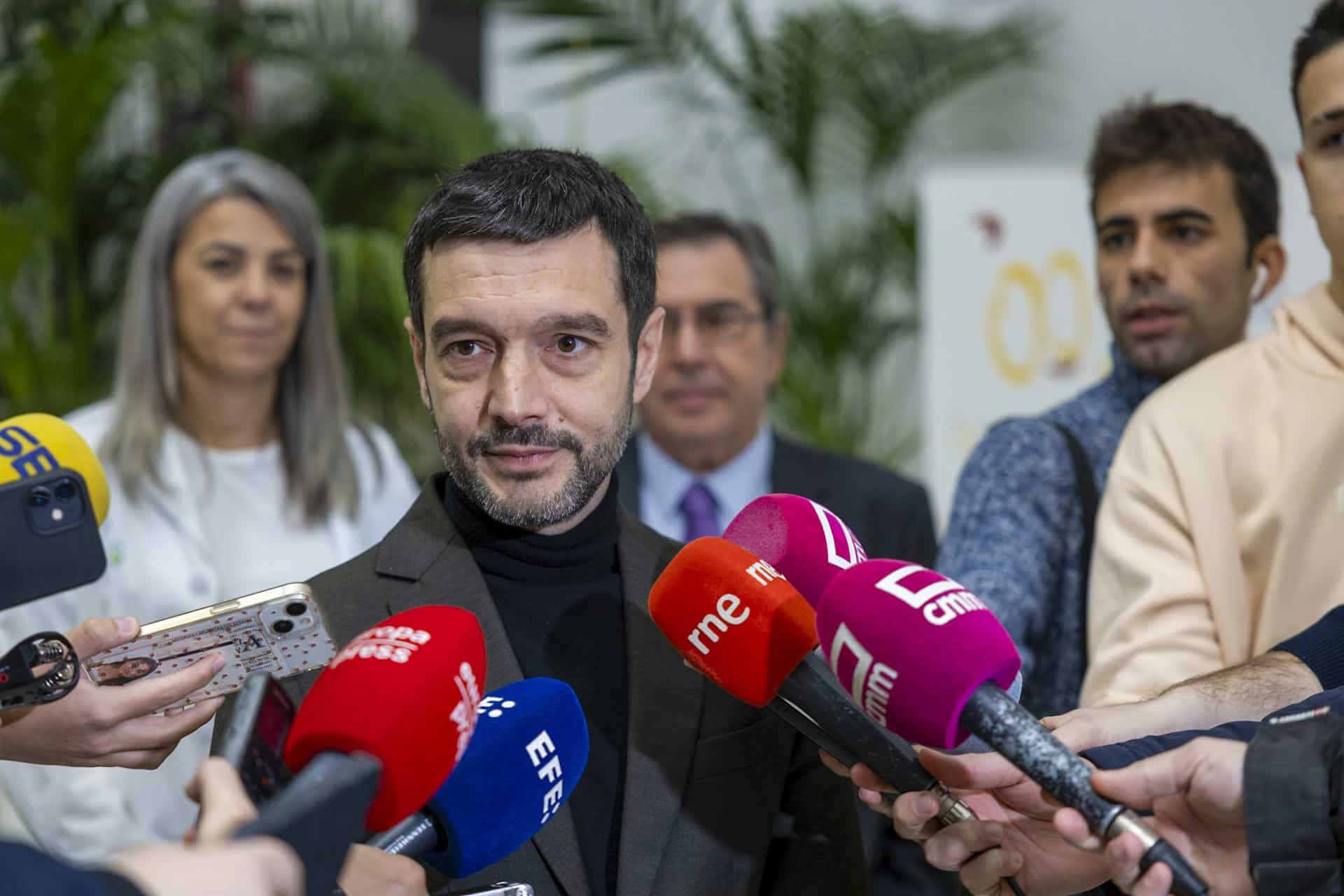 El ministro de Derechos Sociales, Consumo y Agenda 2030, Pablo Bustinduy atiende a la prensa durante su al Hospital Nacional de Parapléjicos , en Toledo, este viernes. EFE/Ángeles Visdómine