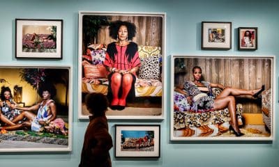 Un visitante pasa frente a una colección de obras de la artista estadounidense Mickalene Thomas durante un preview de prensa para su exposición 'All about love' en el Grand Palais de París, Francia, 16 de diciembre de 2025. Mickalene Thomas es la primera artista visual afroamericana en tener una exposición individual importante en el Grand Palais. Esta retrospectiva, que presenta más de 70 obras a lo largo de dos décadas, se lleva a cabo del 17 de diciembre de 2025 al 5 de abril de 2026. (Francia) EFE/EPA/TERESA SUAREZ