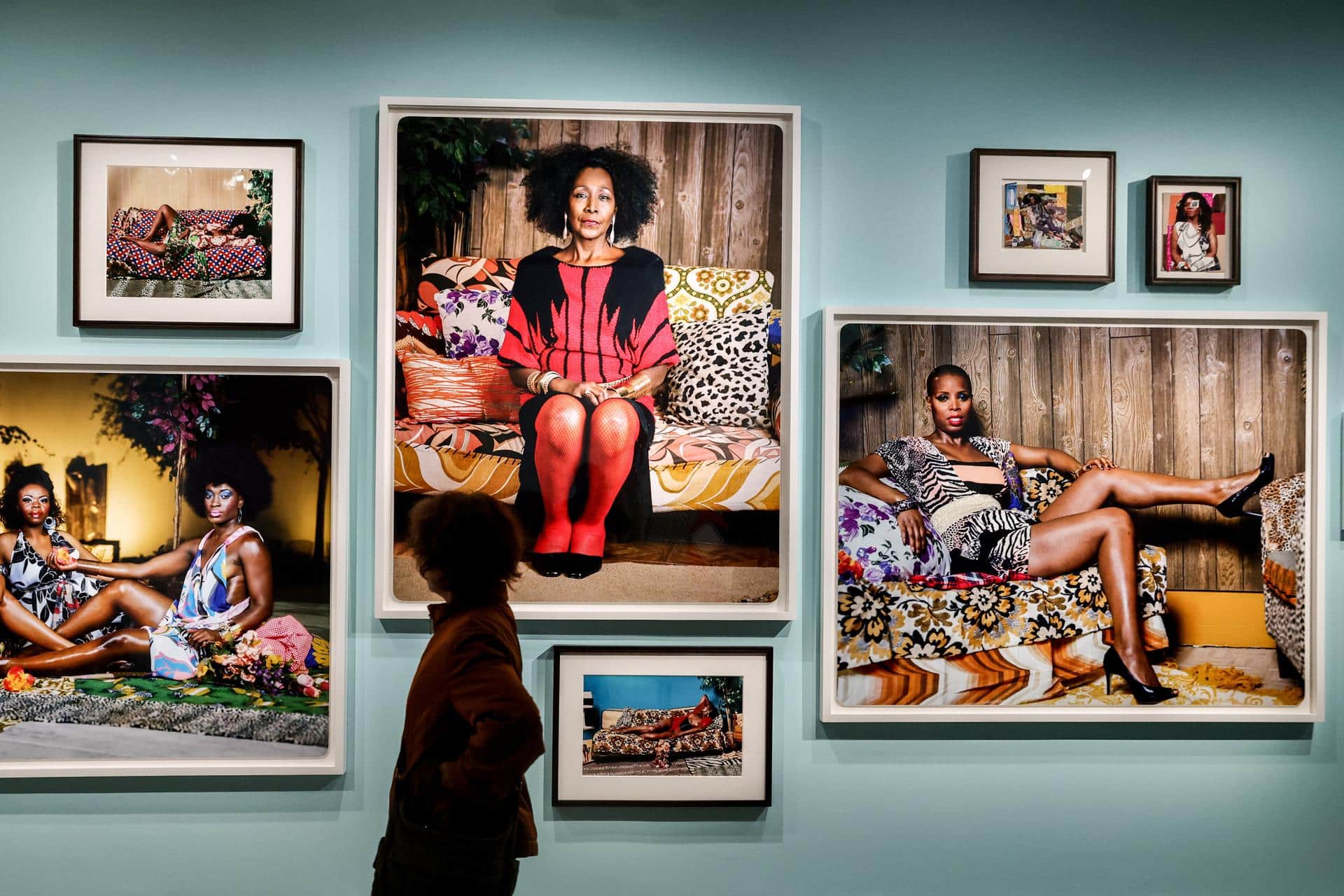 Un visitante pasa frente a una colección de obras de la artista estadounidense Mickalene Thomas durante un preview de prensa para su exposición 'All about love' en el Grand Palais de París, Francia, 16 de diciembre de 2025. Mickalene Thomas es la primera artista visual afroamericana en tener una exposición individual importante en el Grand Palais. Esta retrospectiva, que presenta más de 70 obras a lo largo de dos décadas, se lleva a cabo del 17 de diciembre de 2025 al 5 de abril de 2026. (Francia) EFE/EPA/TERESA SUAREZ
