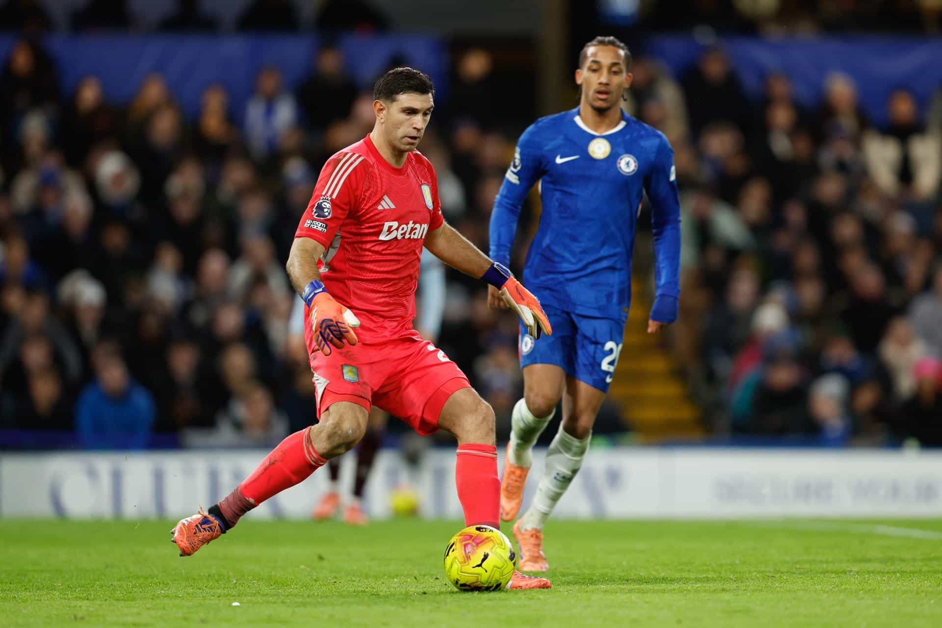 Emiliano Martinez, en el partido. EFE/EPA/DAVID CLIFF.