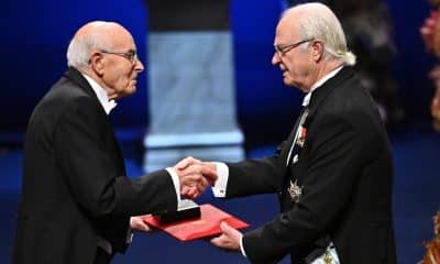 Richard Robson recibe el Nobel de Química de manos del rey Carlos Gustavo de Suecia. EFE/EPA/ANDERS WIKLUND SWEDEN OUT