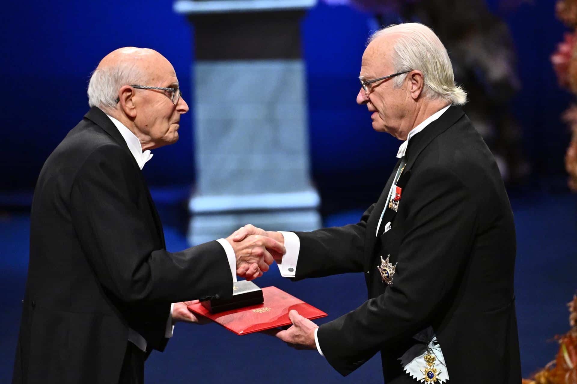 Richard Robson recibe el Nobel de Química de manos del rey Carlos Gustavo de Suecia. EFE/EPA/ANDERS WIKLUND SWEDEN OUT
