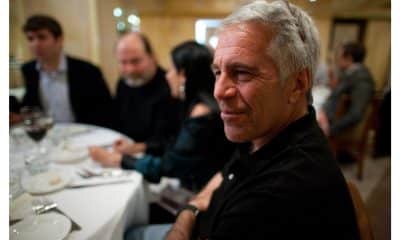 Fotografía sin fecha específica de toma, publicada por los demócratas del Comité de Supervisión de la Cámara Baja (Oversight Dems), donde aparece Jeffrey Epstein durante una cena. EFE/ Oversight Dems /SOLO USO EDITORIAL/ NO VENTAS/ SOLO DISPONIBLE PARA ILUSTRAR LA NOTICIA QUE ACOMPAÑA (CRÉDITO OBLIGATORIO)