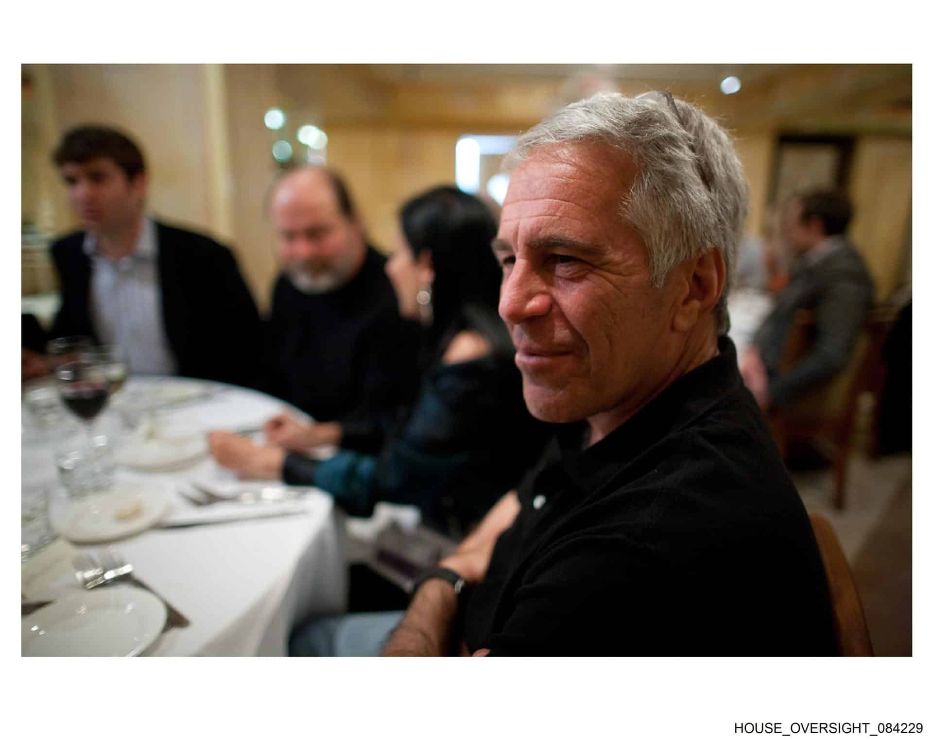 Fotografía sin fecha específica de toma, publicada por los demócratas del Comité de Supervisión de la Cámara Baja (Oversight Dems), donde aparece Jeffrey Epstein durante una cena. EFE/ Oversight Dems /SOLO USO EDITORIAL/ NO VENTAS/ SOLO DISPONIBLE PARA ILUSTRAR LA NOTICIA QUE ACOMPAÑA (CRÉDITO OBLIGATORIO)
