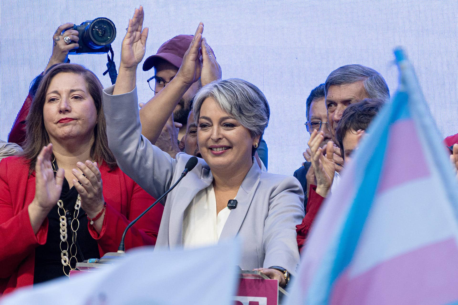 La candidata a la Presidencia de Chile por el partido Unidad por Chile, Jeannette Jara, da una declaración este domingo, en Santiago de Chile (Chile). EFE/ Ailén Díaz