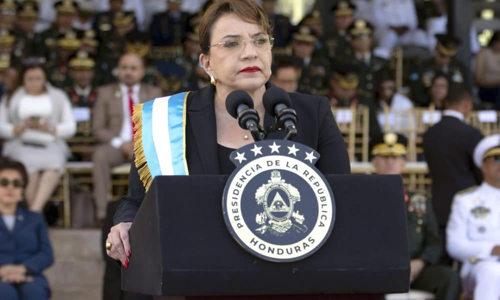La presidenta de Honduras Xiomara Castro habla este jueves, durante una ceremonia al sur de Tegucigalpa (Honduras). EFE/ STR