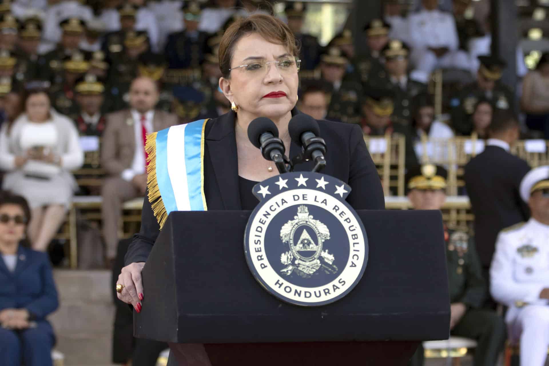 La presidenta de Honduras Xiomara Castro habla este jueves, durante una ceremonia al sur de Tegucigalpa (Honduras). EFE/ STR