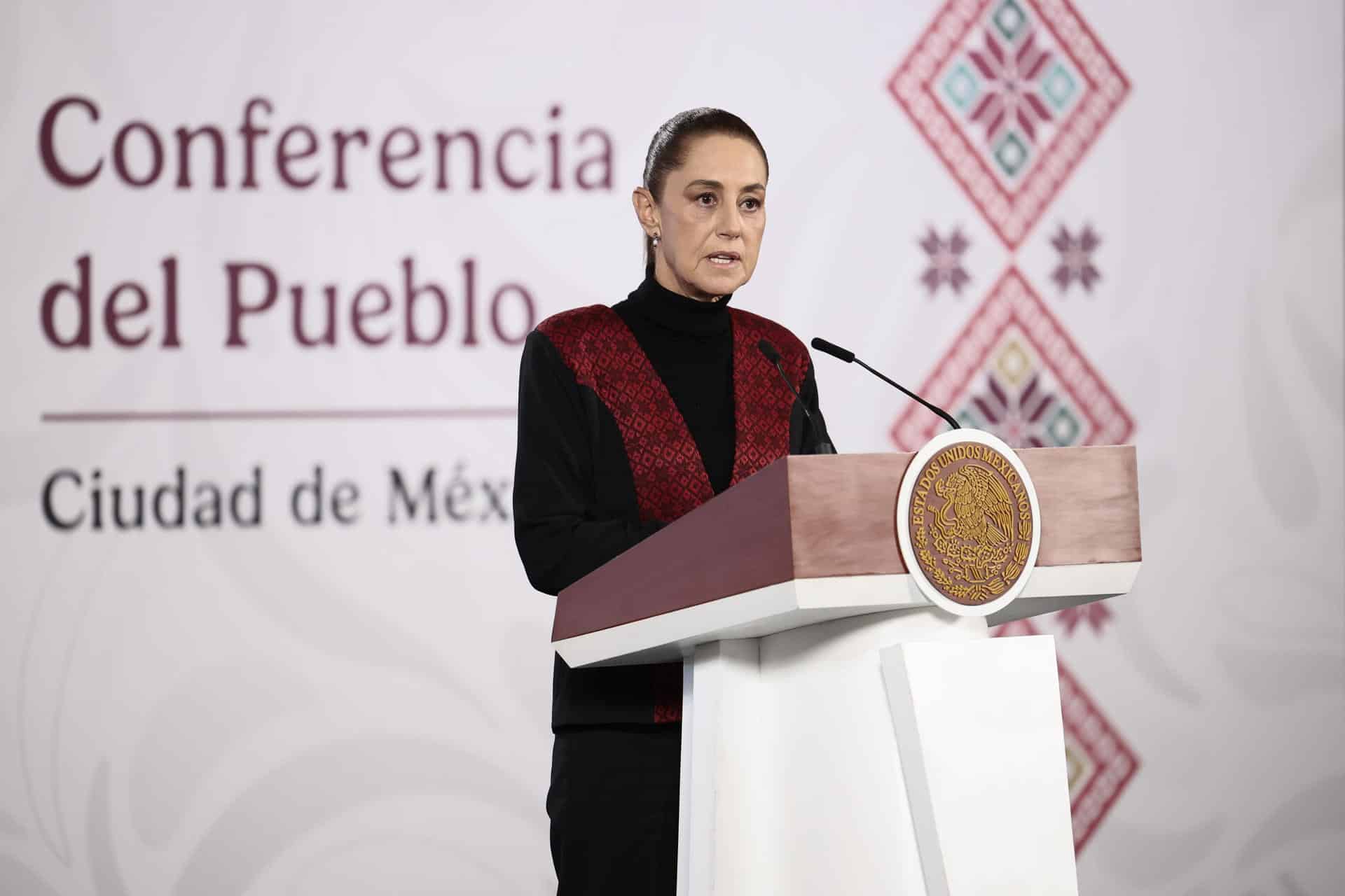 La presidenta de México, Claudia Sheinbaum, habla en una rueda de prensa este martes, en el Palacio Nacional, en Ciudad de México (México). EFE/José Méndez