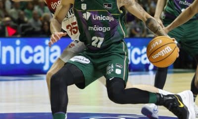El base dominicano del Unicaja Chris Duarte (d) en acción ante el alero francés del Baskonia Clement Frisch (i) este domingo, durante la jornada 11 de la Liga Endesa de baloncesto que el Unicaja y el Baskonia disputaron en el Palacio de Deportes José María Martín Carpena de Málaga. EFE/ Jorge Zapata