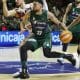 El base dominicano del Unicaja Chris Duarte (d) en acción ante el alero francés del Baskonia Clement Frisch (i) este domingo, durante la jornada 11 de la Liga Endesa de baloncesto que el Unicaja y el Baskonia disputaron en el Palacio de Deportes José María Martín Carpena de Málaga. EFE/ Jorge Zapata