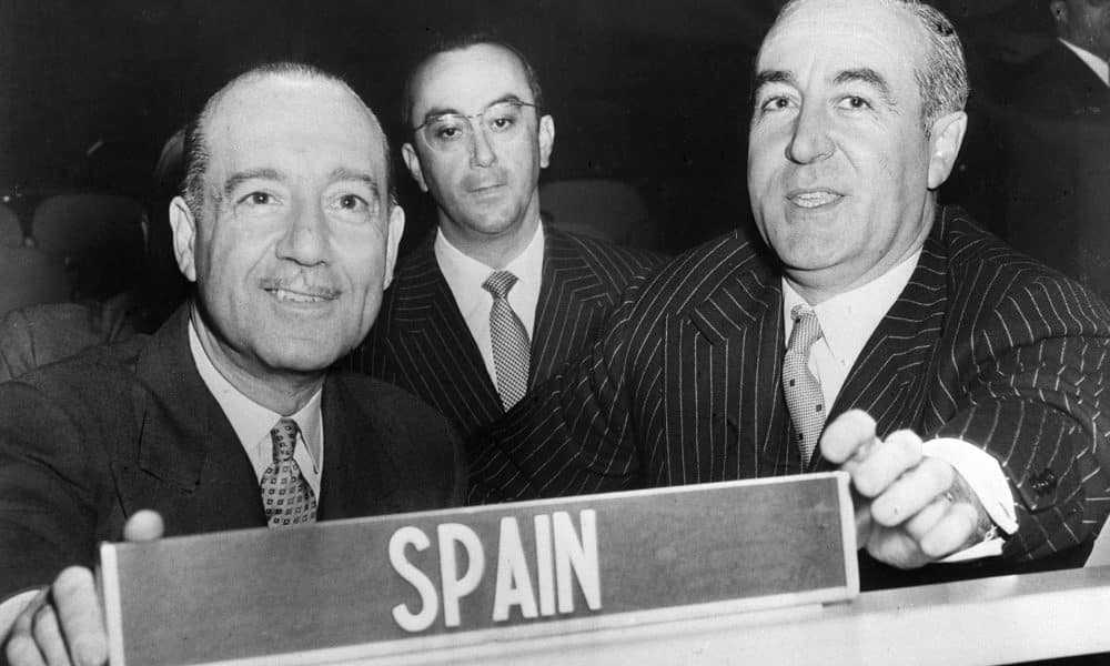 Se cumplen 70 años del ingreso de España y otros 15 países en la Organización de las Naciones Unidas (ONU). En la foto, Juan Sebastián de Erice, jefe de la delegación española en la ONU y el embajador de España ante los Estados Unidos, Jose María de Areilza ocupan el escaño de la delegación española como miembros permanentes en la Asamblea General. EFE/Archivo
