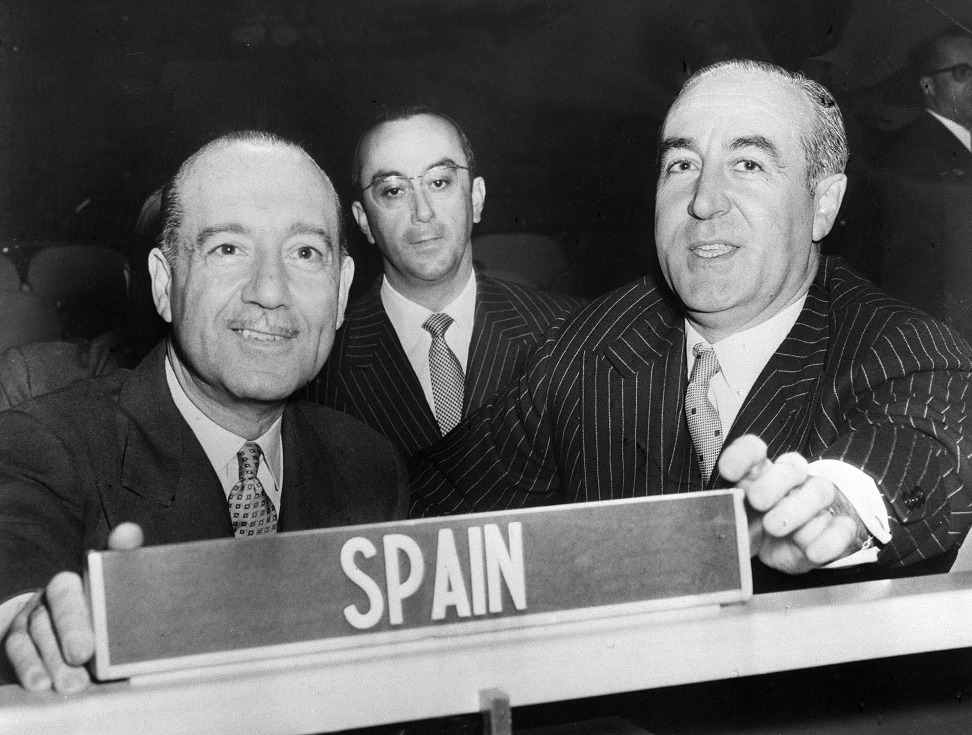 Se cumplen 70 años del ingreso de España y otros 15 países en la Organización de las Naciones Unidas (ONU). En la foto, Juan Sebastián de Erice, jefe de la delegación española en la ONU y el embajador de España ante los Estados Unidos, Jose María de Areilza ocupan el escaño de la delegación española como miembros permanentes en la Asamblea General. EFE/Archivo