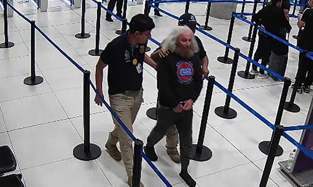 Fotografía cedida por una fuente que pidió no ser identificada que muestra al ciudadano español José Martínez Gómez 'el Rubio' (c), a su llegada al aeropuerto internacional Jorge Chávez, que sirve a Lima (Perú). EFE/ SOLO USO EDITORIAL/NO VENTAS/ MÁXIMA CALIDAD DISPONIBLE