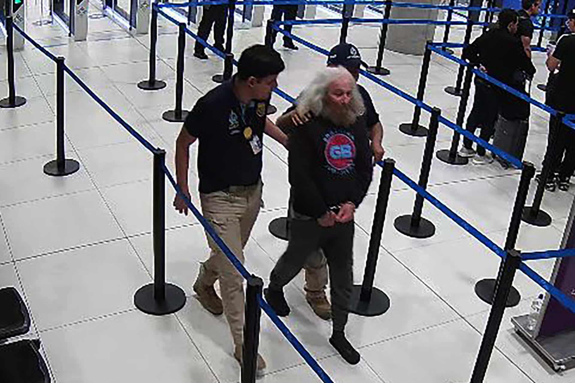 Fotografía cedida por una fuente que pidió no ser identificada que muestra al ciudadano español José Martínez Gómez 'el Rubio' (c), a su llegada al aeropuerto internacional Jorge Chávez, que sirve a Lima (Perú). EFE/ SOLO USO EDITORIAL/NO VENTAS/ MÁXIMA CALIDAD DISPONIBLE