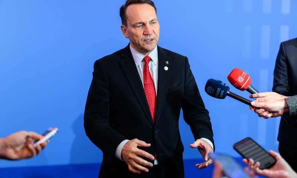 El vice primer ministro polaco y ministro de Asuntos Exteriores, Radoslaw Sikorski, hace una declaración a la prensa durante la reunión del Consejo Ministerial de la Organización para la Seguridad y la Cooperación en Europa (OSCE) en Viena, Austria, el 04 de diciembre de 2025. El evento reunirá a los ministros de Asuntos Exteriores de los 57 países participantes en la OSCE, así como a los 11 socios para la cooperación, del 04 al 05 de diciembre en Viena. (Viena) EFE/EPA/MAX SLOVENCIK