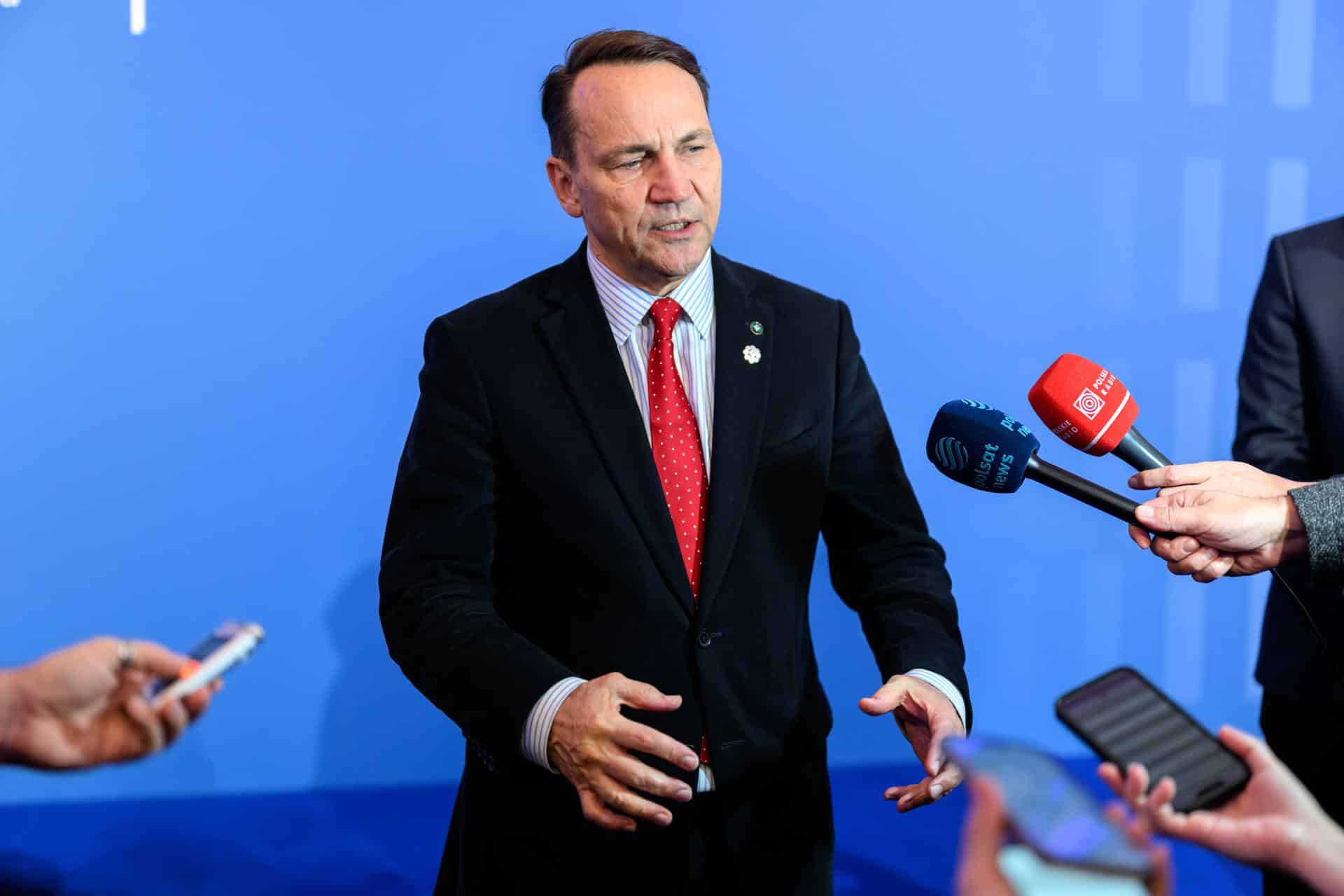 El vice primer ministro polaco y ministro de Asuntos Exteriores, Radoslaw Sikorski, hace una declaración a la prensa durante la reunión del Consejo Ministerial de la Organización para la Seguridad y la Cooperación en Europa (OSCE) en Viena, Austria, el 04 de diciembre de 2025. El evento reunirá a los ministros de Asuntos Exteriores de los 57 países participantes en la OSCE, así como a los 11 socios para la cooperación, del 04 al 05 de diciembre en Viena. (Viena) EFE/EPA/MAX SLOVENCIK