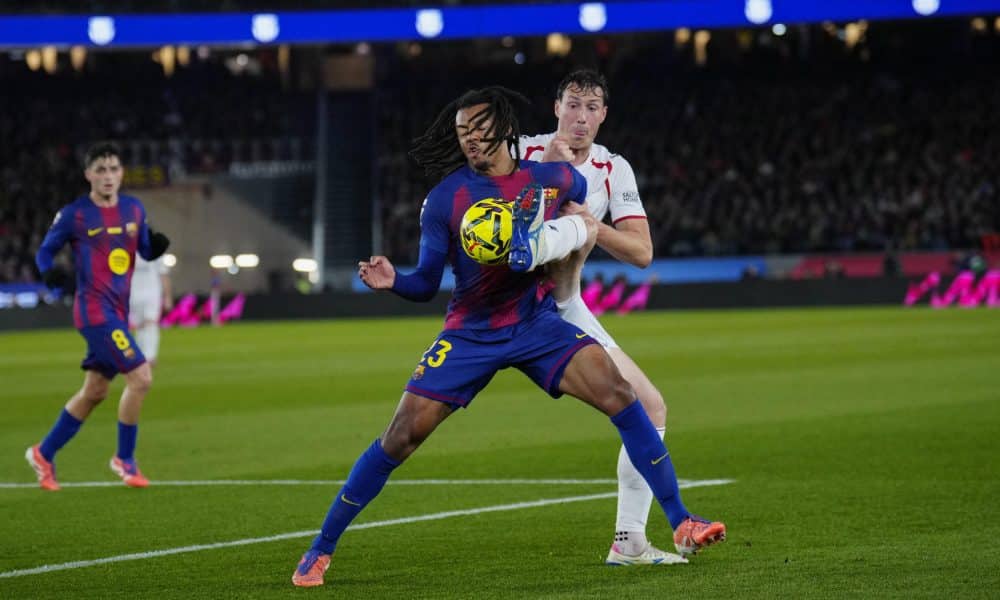 El defensa del FC Barcelona Jules Koundé ante el defensa del Osasuna Jorge Herrando (d) durante el partido de la jornada 16 de LaLiga que FC Barcelona y Atlético Osasuna disputan en el Camp Nou. EFE/Alejandro García