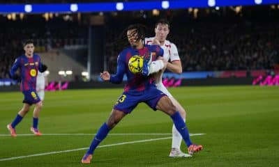 El defensa del FC Barcelona Jules Koundé ante el defensa del Osasuna Jorge Herrando (d) durante el partido de la jornada 16 de LaLiga que FC Barcelona y Atlético Osasuna disputan en el Camp Nou. EFE/Alejandro García