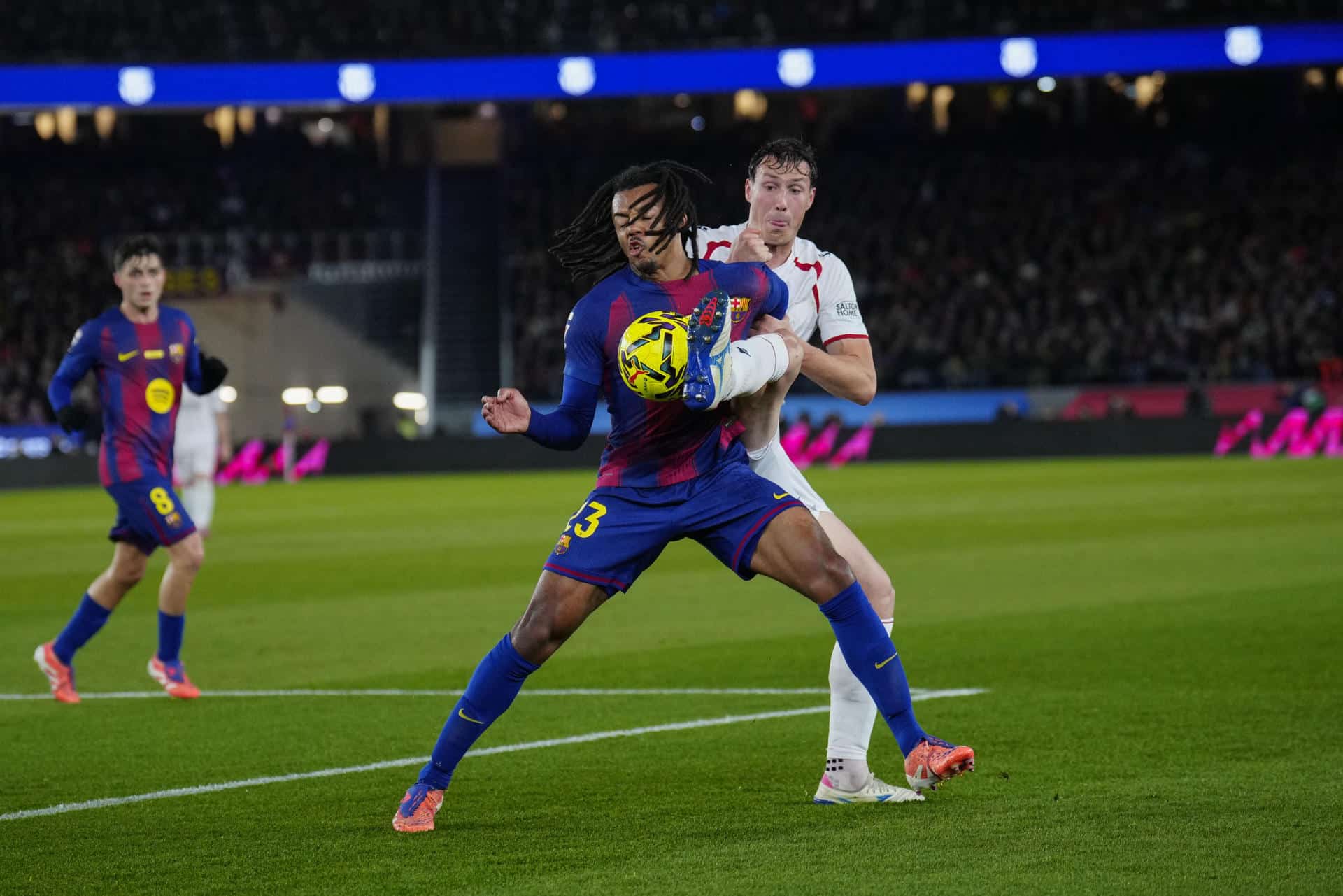 El defensa del FC Barcelona Jules Koundé ante el defensa del Osasuna Jorge Herrando (d) durante el partido de la jornada 16 de LaLiga que FC Barcelona y Atlético Osasuna disputan en el Camp Nou. EFE/Alejandro García