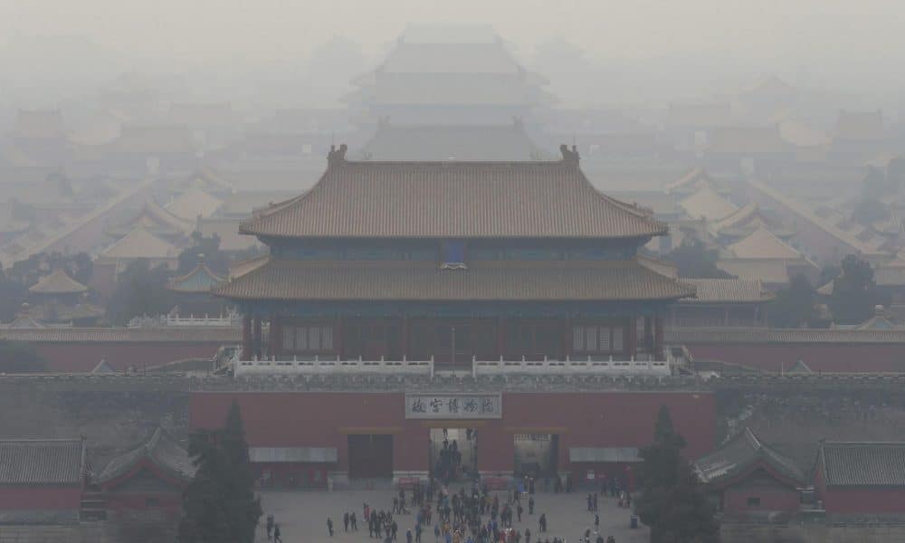 Vista de la niebla de contaminación que cubre la Ciudad Prohibida en Pekín (China). EFE/Archivo/Wu Hong