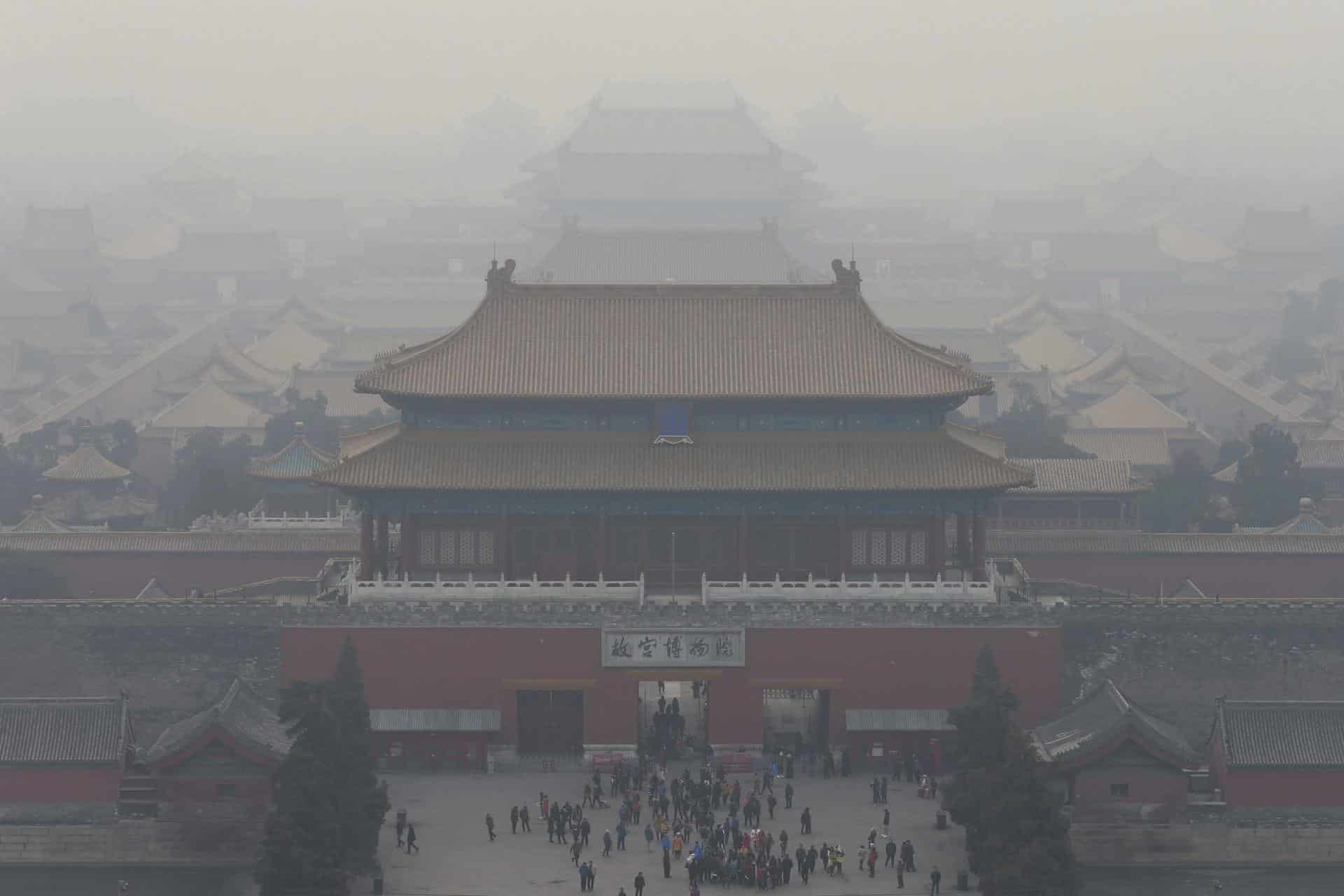 Vista de la niebla de contaminación que cubre la Ciudad Prohibida en Pekín (China). EFE/Archivo/Wu Hong