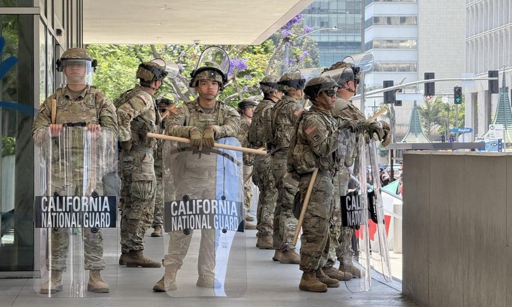 Integrantes de la Guardia Nacional de California esperan a la entrada de un edificio en el centro de Los Ángeles, California (EE.UU.). Imagen de archivo. EFE/Alex Segura