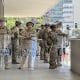 Integrantes de la Guardia Nacional de California esperan a la entrada de un edificio en el centro de Los Ángeles, California (EE.UU.). Imagen de archivo. EFE/Alex Segura
