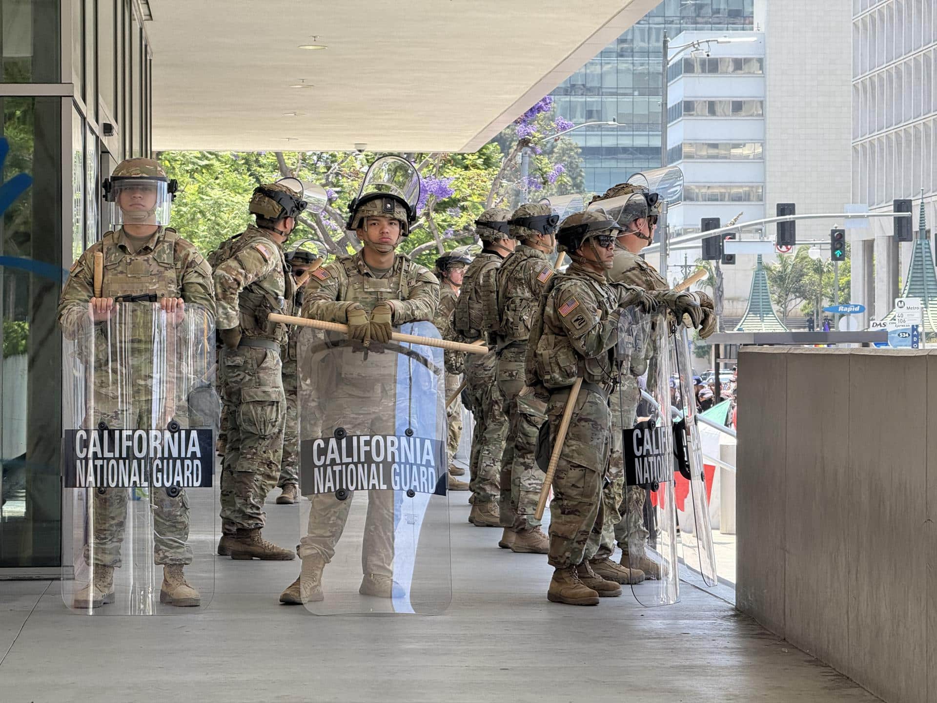 Integrantes de la Guardia Nacional de California esperan a la entrada de un edificio en el centro de Los Ángeles, California (EE.UU.). Imagen de archivo. EFE/Alex Segura