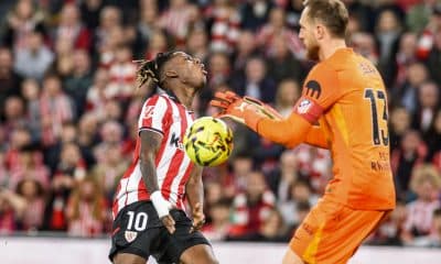 El delantero del Athletic Nico Williams (i) y el portero esloveno del Atlético de Madrid Jan Oblak (d), durante el partido de Liga en Primera División que Athletic Club y Atlético de Madrid disputaron en el estadio de San Mamés, en Bilbao. EFE/Javier Zorrilla