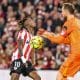El delantero del Athletic Nico Williams (i) y el portero esloveno del Atlético de Madrid Jan Oblak (d), durante el partido de Liga en Primera División que Athletic Club y Atlético de Madrid disputaron en el estadio de San Mamés, en Bilbao. EFE/Javier Zorrilla