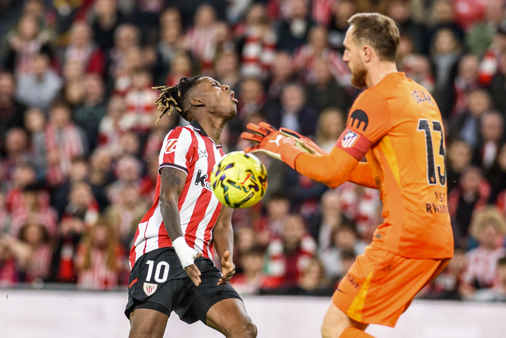 El delantero del Athletic Nico Williams (i) y el portero esloveno del Atlético de Madrid Jan Oblak (d), durante el partido de Liga en Primera División que Athletic Club y Atlético de Madrid disputaron en el estadio de San Mamés, en Bilbao. EFE/Javier Zorrilla
